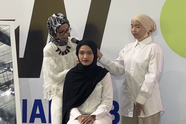 4. Tarik dan gabungkan sisi panjang ke belakang leher