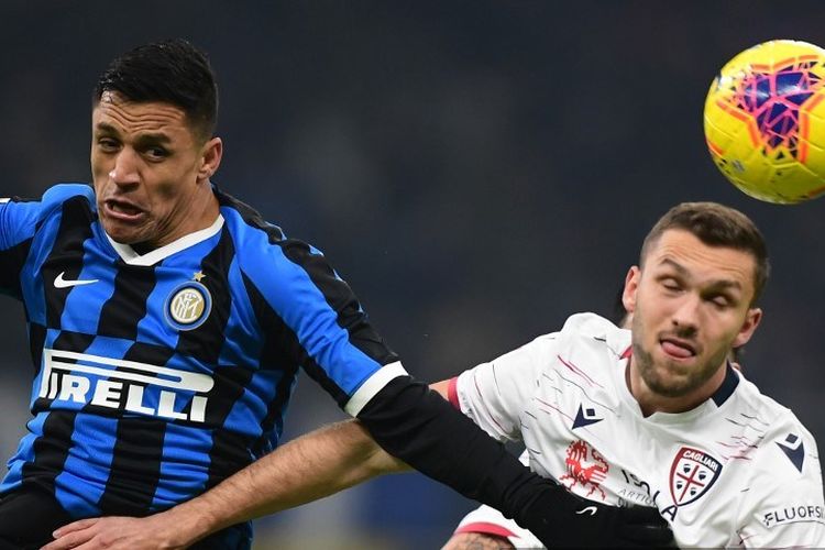 Penyerang Inter Milan, Alexis Sanchez, berduel dengan pemain Cagliari pada laga Coppa Italia babak 16 besar di Stadion Giuseppe Meazza, Milan, 14 Januari 2020.