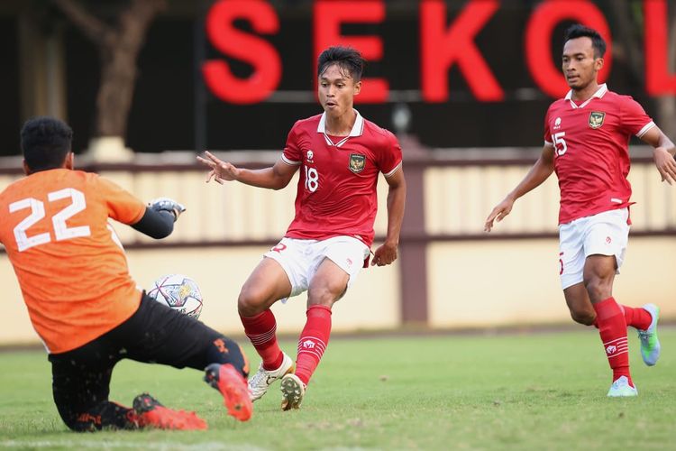 Timnas U19 Indonesia melawan Persija Jakarta U18 dalam pertandingan uji coba di Stadion PTIK, Senin (5/9/2022). Laga ini digelar sebagai persiapan menjelang Kualifikasi Piala Asia U20 2023.