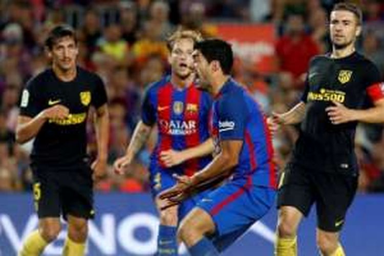 Penyerang Barcelona, Luis Suarez (tengah), berteriak setelah gagal mencetak gol dalam pertandingan La Liga kontra Atletico Madrid di Camp Nou, Barcelona, Spanyol, 21 September 2016.