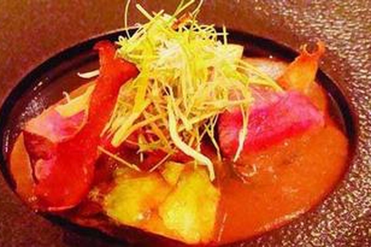 Wagyu dengan saus kolagen urat sapi. 