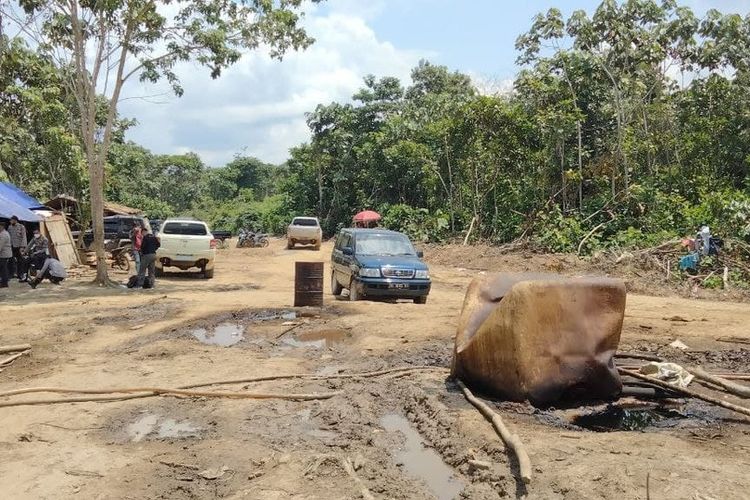 Penambangan minyak ilegal yang berada di Kecamatan Bayung Lencir, Kabupaten Musi Banyuasin (Muba), Sumatera Selatan ditutup pihak kepolisian setempat, rabu (28/4/2021).