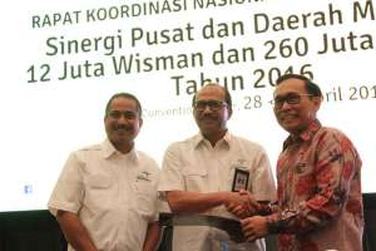 Penandatanganan MoU antara Kementerian Pariwisata-Garuda Indonesia di Jakarta, Kamis (28/4/2016), oleh Dirut Garuda Indonesia Arif Wibowo (kanan) dengan Sekretaris Kementerian Pariwisata Ukus Kuswara (tengah) disaksikan Menteri Pariwisata Arief Yahya (kiri).