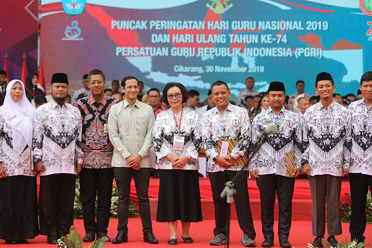 Mendikbud Nadiem Anwar Makarim (keempat dari kiri) dan Ketua Umum PB PGRI Unifah Rosyidi (kelima dari kiri) bersama sejumlah guru berprestasi dari berbagai daerah di Indonesia, Sabtu (30/11).