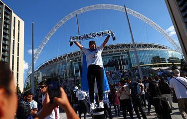 Para fans timnas Argentina bersiap menyaksikan laga Finalissima, Italia vs Argentina, di Stadion Wembley pada Kamis (2/6/2022) dini hari WIB.