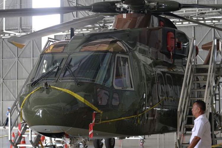 Helikopter Agusta Westland (AW) 101 terparkir dengan dipasangi garis polisi di Hanggar Skadron Teknik 021 Pangkalan Udara Halim Perdanakusuma, Jakarta Timur, Kamis (9/2/2017). KASAU Marsekal TNI Hadi Tjahjanto telah membentuk tim investigasi untuk meneliti proses perencanaan, pengadaan dan menelisik pengiriman helikopter tersebut. 