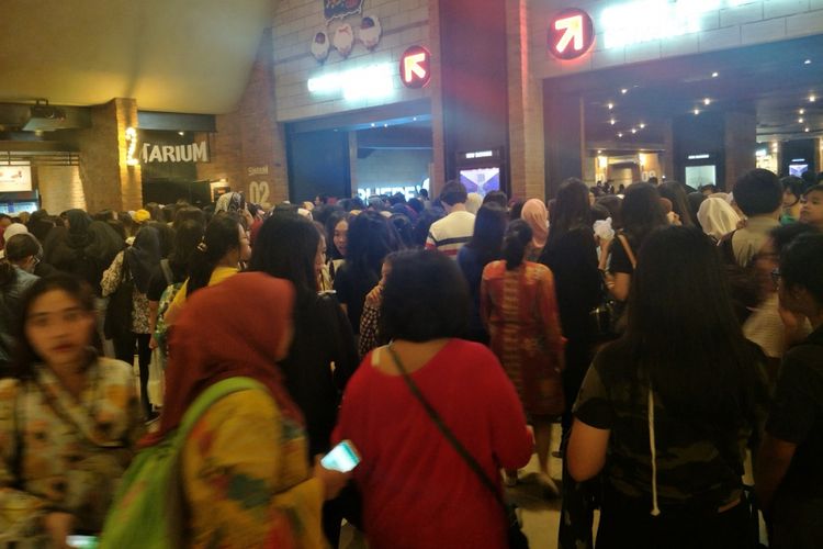 Ratusan penggemar boyband BTS, ARMY Indonesia, memadati lobi bioskop saat pemutaran film dokumenter Burn The Stage di CGV Grand Indonesia, Jakarta Pusat, Kamis (15/11/2018) malam.