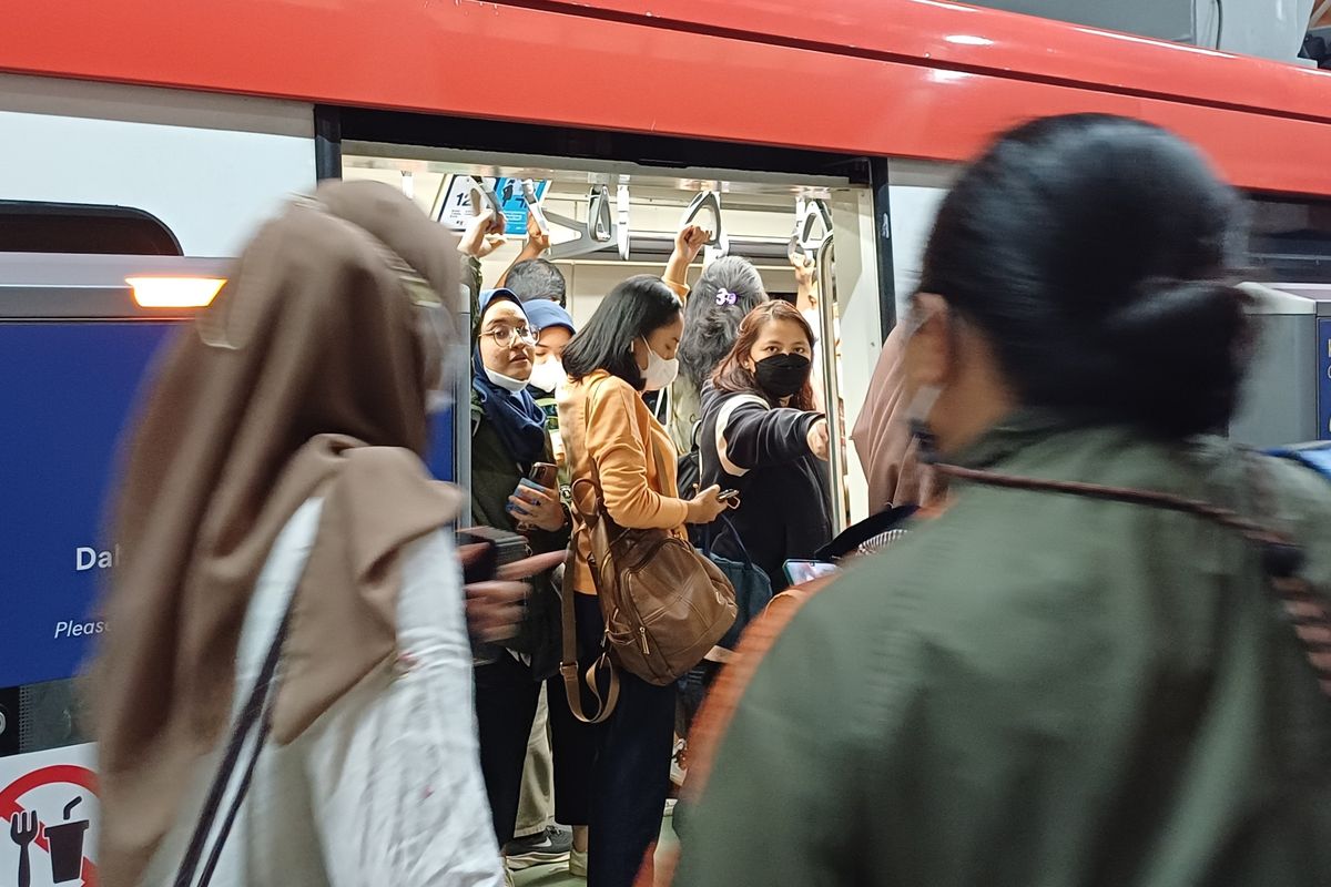 Sejumlah pekerja kantoran yang mengantr untuk masuk ke gerbong kereta Light Rapid Transit (LRT) Jabodebek di Stasiun Kuningan, Jakarta Selatan,  Senin (28/8/2023)