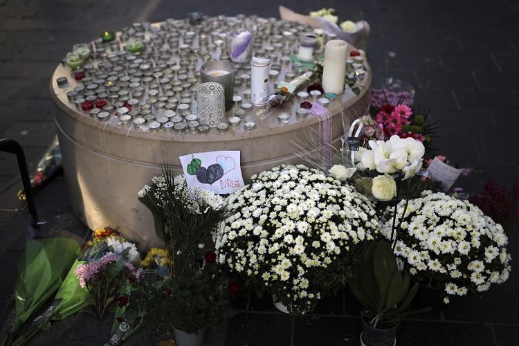 Bunga, pesan tertulis, dan lilin tergeletak di depan Gereja Notre-Dame, di kota Nice, Perancis, Jumat, 30 Oktober 2020 usai insiden tragis penyerangan pisau yang dilakukan pemuda Tunisia dan menewaskan 3 orang dengan brutal.
