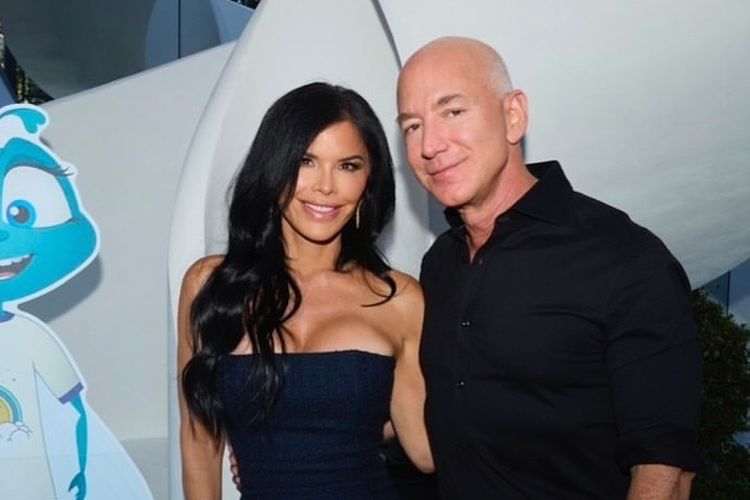 Jeff Bezos dengan tunangannya, Lauren Sanchez.