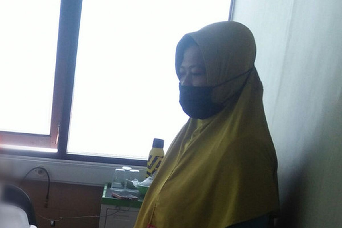 Siti Zulaili (kanan), menunggu anaknya berinisial MDM yang menjalani perawatan medis di Rumah Sakit Semen Gresik, Jawa Timur, Jumat (20/1/2023).