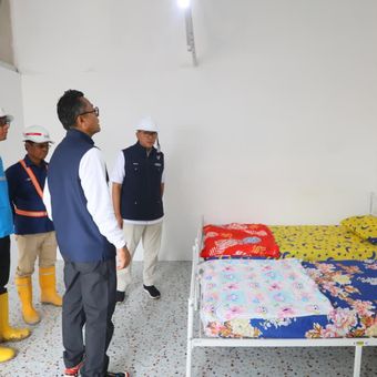 Chief Executive Officer (CEO) Danantara Indonesia Rosan Roeslani (kanan) didampingi Chief Operating Officer (COO) Danantara Indonesia Dony Oskaria (kedua dari kanan) dan Direktur Utama PLN Darmawan Prasodjo (kedua dari kiri) mengecek salah satu unit Rumah Hunian Danantara (Huntara) di Aceh Tamiang yang telah rampung dan tersambung listrik pada Kamis (1/1/2026).