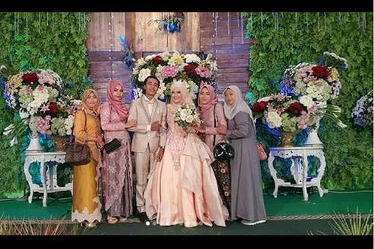 Pernikahan Jokowi (Joko Widodo) dan Chairun Nisya Aziz (Anies) di Kabupaten Bangkalan, Jawa Timur menjadi viral di media sosial sehari setelah resepsi digelar di Gedung Rato Ebu Bangkalan pada Sabtu (18/3/2018) 
