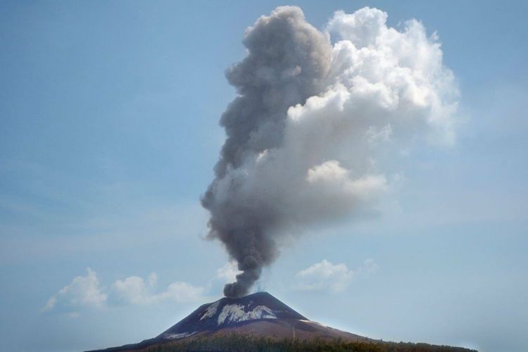Gunung Anak Krakatau di Selat Sunda, Lampung, meletus sebanyak 56 kali dalam sehari, Rabu (11/7/2018). 