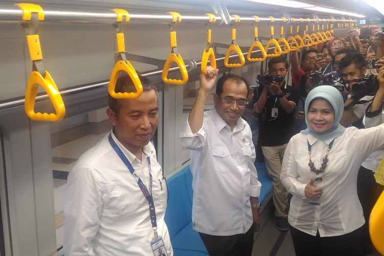Menteri Perhubungan Budi Karya Sumadi saat mencoba menaiki kereta Light Rail Transit (LRT) Palembang, Sumatera Selatan. Menurut Budi, banyaknya kendala yang dialami LRT Palembang, dikarenakan dalam proses Commitioning, Jumat (24/8/2018).