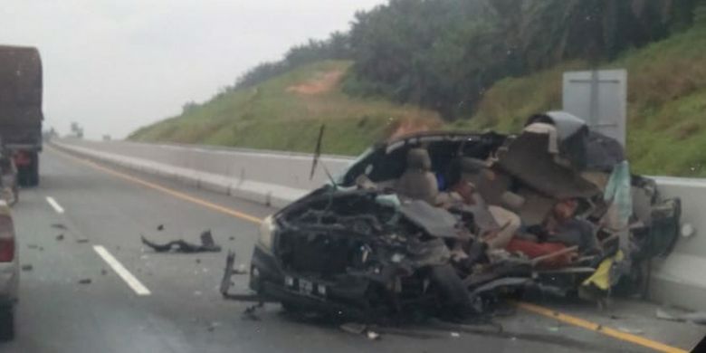 Kondisi mobil Innova rusak berat usai menabrak truk di jalan tol Pekanbaru-Dumai, Riau, yang mengakibatkan lima orang tewas, Rabu (13/1/2021).