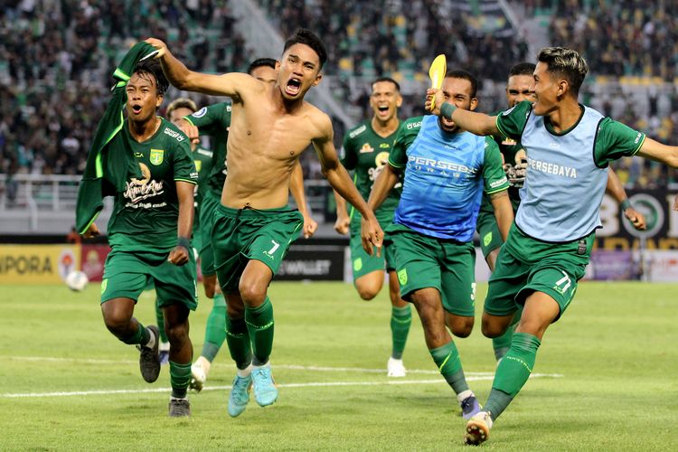 Pemain muda Persebaya Surabaya Marselino Ferdinan selebrasi seusai menjebol gawang PSIS Semarang saat pertandingan pekan 6 Liga 1 2022-2023 yang berakhir dengan skor 1-0 di Stadion Gelora Bung Tomo Surabaya, Selasa (23/8/2022) sore.