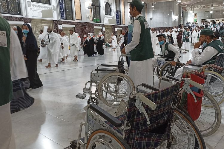 Ilustrasi layanan kursi roda di Masjidil Haram bagi jemaah haji lansia.