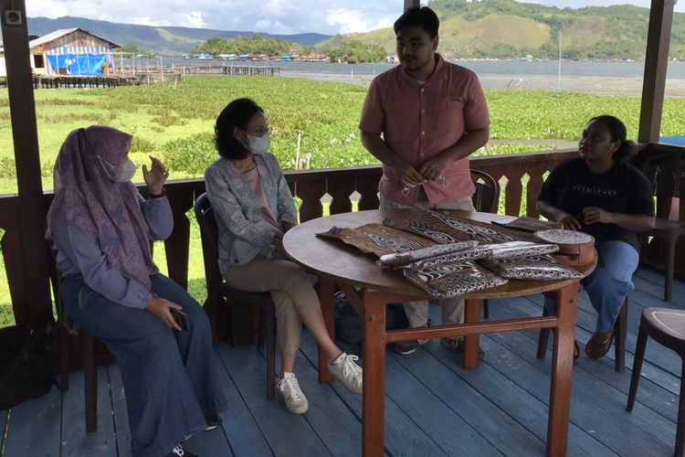 WhatsApp bersama Prestasi Junior Indonesia (PJI) bertemu dengan pengusaha muda di bidang kerajinan kulit kayu Khombow, Serra Esterlin Ohee (24) di di atas dermaga Pantai Khalkote, Sentani, Jayapura, Papua pada Jumat (22/7/2022) siang.