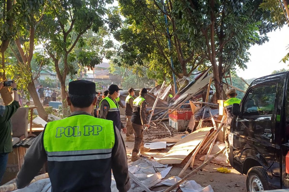 Petugas Satpol PP dari Pemerintah Kota Administrasi Jakarta Selatan saat menertibkan bangunan semi permanen di Kecamatan Kebayoran Lama, Jakarta Selatan, Rabu (27/9/2023).