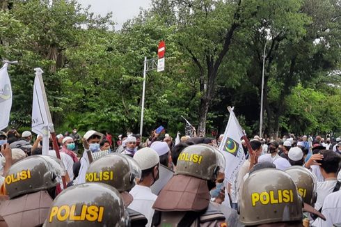   Jakarta Police Pursue Attacker of Policemen During Protests 