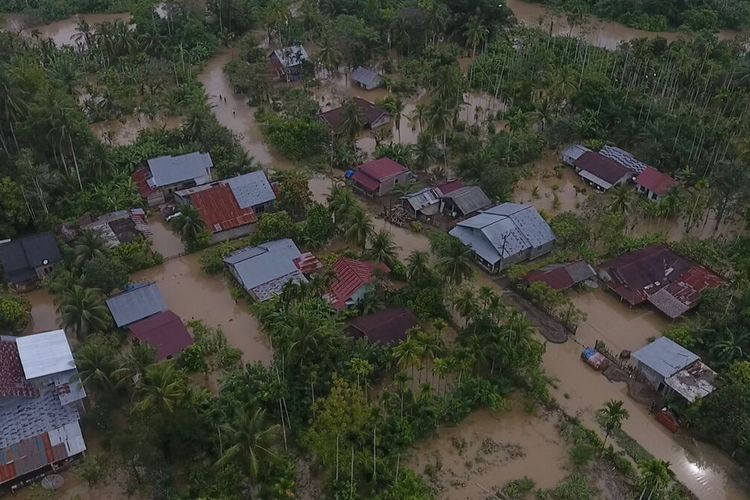 Pantauan udara kondisi banjir di Desa Parang Sikureung, Kecamatan Matangkuli, Kabupaten Aceh Utara, Sabtu (7/10/2023)