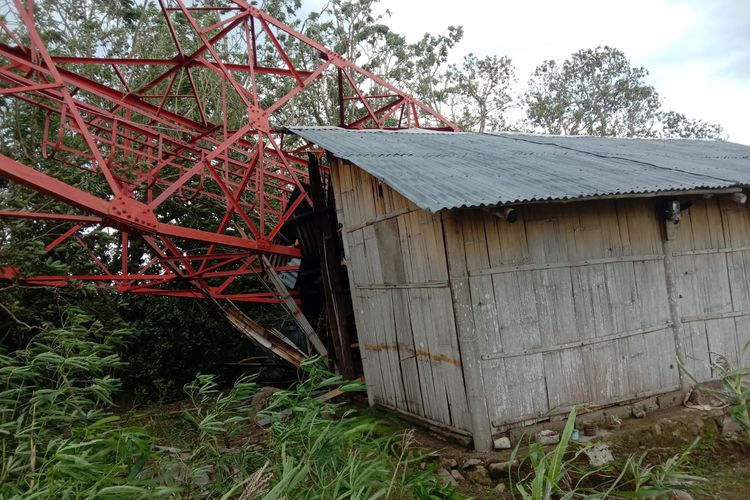 Tower pemancar Radio yang berada di Dusun Nirulero, Desa Riit, Kecamatan Nita, Kabupaten Sikka tumbang dan menimpa rumah warga, Kamis (14/3/2024)