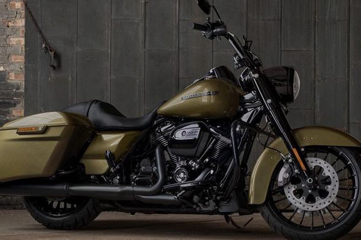 Harley-Davidson Road King Special makin garang dengan kesan gelap.