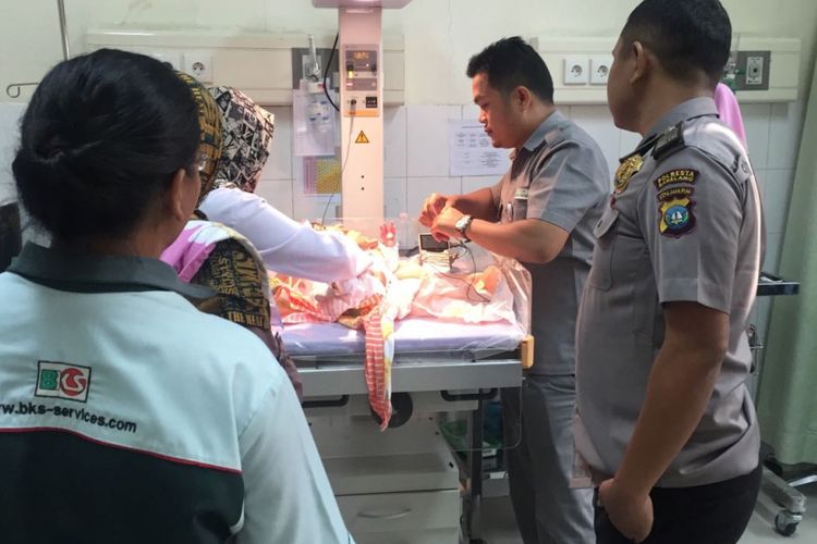 Bayi perempuan yang belum diketahui namanya ini ditemukan pertama kali oleh Ika Yuliany (35), warga Kavling Seroja Blok B No 296 Sei Pelenggut, Sagulung, sekitar pukul 06.00 WIB, Rabu (28/3/2018).