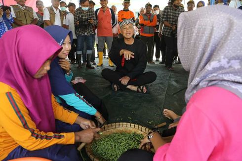 Tinjau Banjir Kudus, Ganjar Bagikan Mainan pada Anak-anak hingga Bersenda Gurau Bersama Lansia