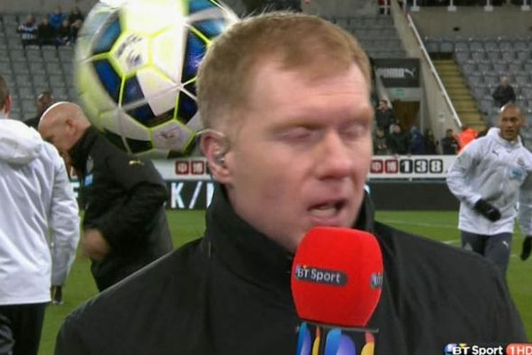 Paul Scholes terkena bola saat siaran langsung Newcastle United vs Manchester United, Rabu (4/3/2015). Scholes sedang menjadi pengamat untuk BT Sport.