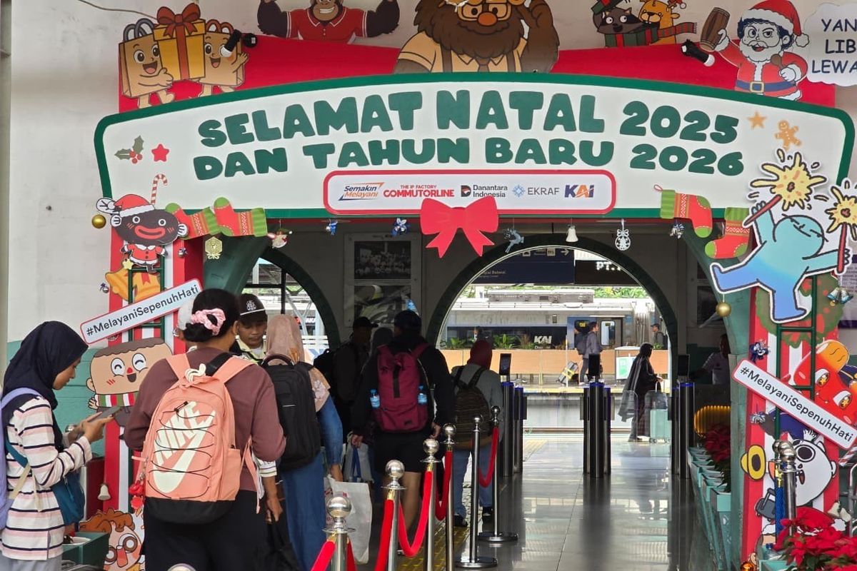 KAI menghadirkan ornamen tematik Natal dan Tahun Baru di sejumlah stasiun untuk menambah kenyamanan dan suasana liburan bagi pelanggan.
