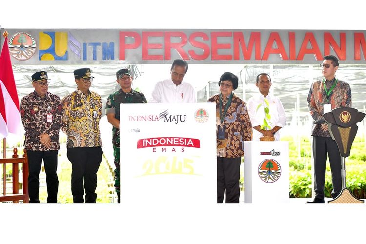 Presiden Jokowi meresmikan Persemaian Mentawir di Kabupaten Penajam Paser Utara, Kalimantan Timur, Selasa (4/6/2024). 