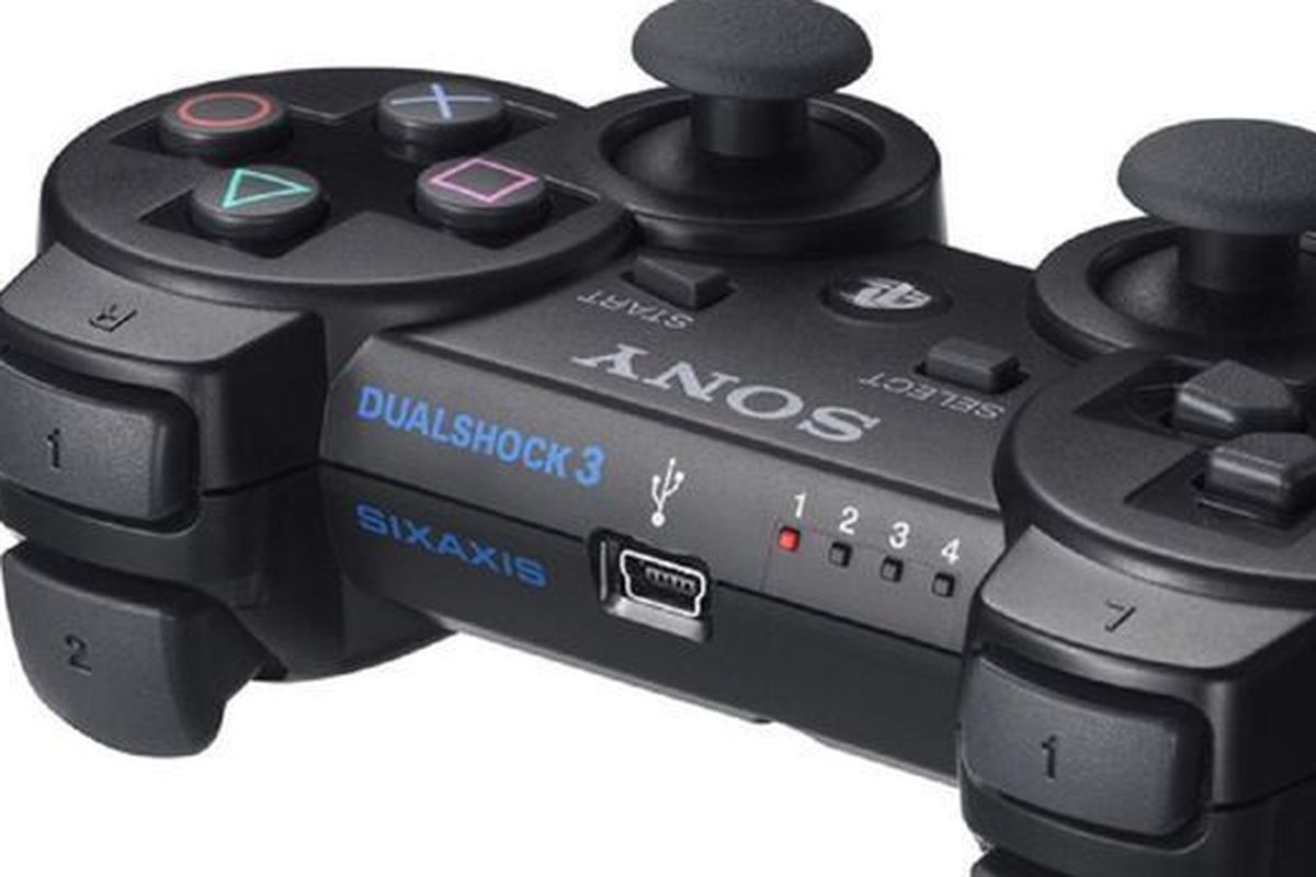 Sony PlayStation 3 menggunakan controller Dual Shock 3. Controller ini menjadi joystick pertama Sony yang memaksimalkan koneksi bluetooth. 