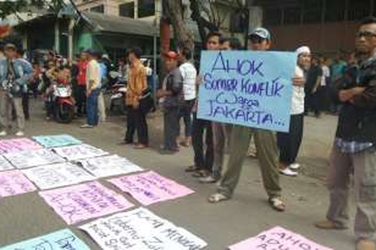 Ada aksi demonstrasi ketika Gubernur DKI Jakarta Basuki Tjahaja Purnama meresmikan Pasar Kampung Duri, Jalan Duri Raya, Jumat (9/9/2016). 