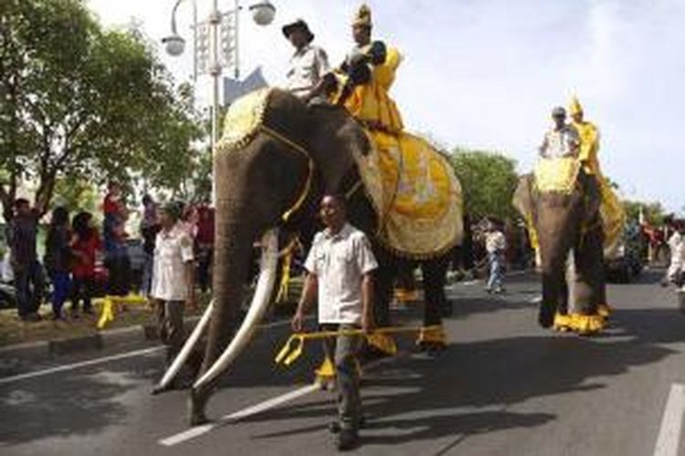 Duta wisata menaiki gajah saat mengikuti pawai Pekan Kebudayaan Aceh (PKA) 6 dari perwakilan kabupaten/kota se Aceh mengikuti pawai Pekan Kebudayaan Aceh (PKA) Ke-6 di Banda Aceh, Sabtu (21/9/2013). Acara tersebut menampilkan berbagai budaya dan tarian dari masing-masing peserta.