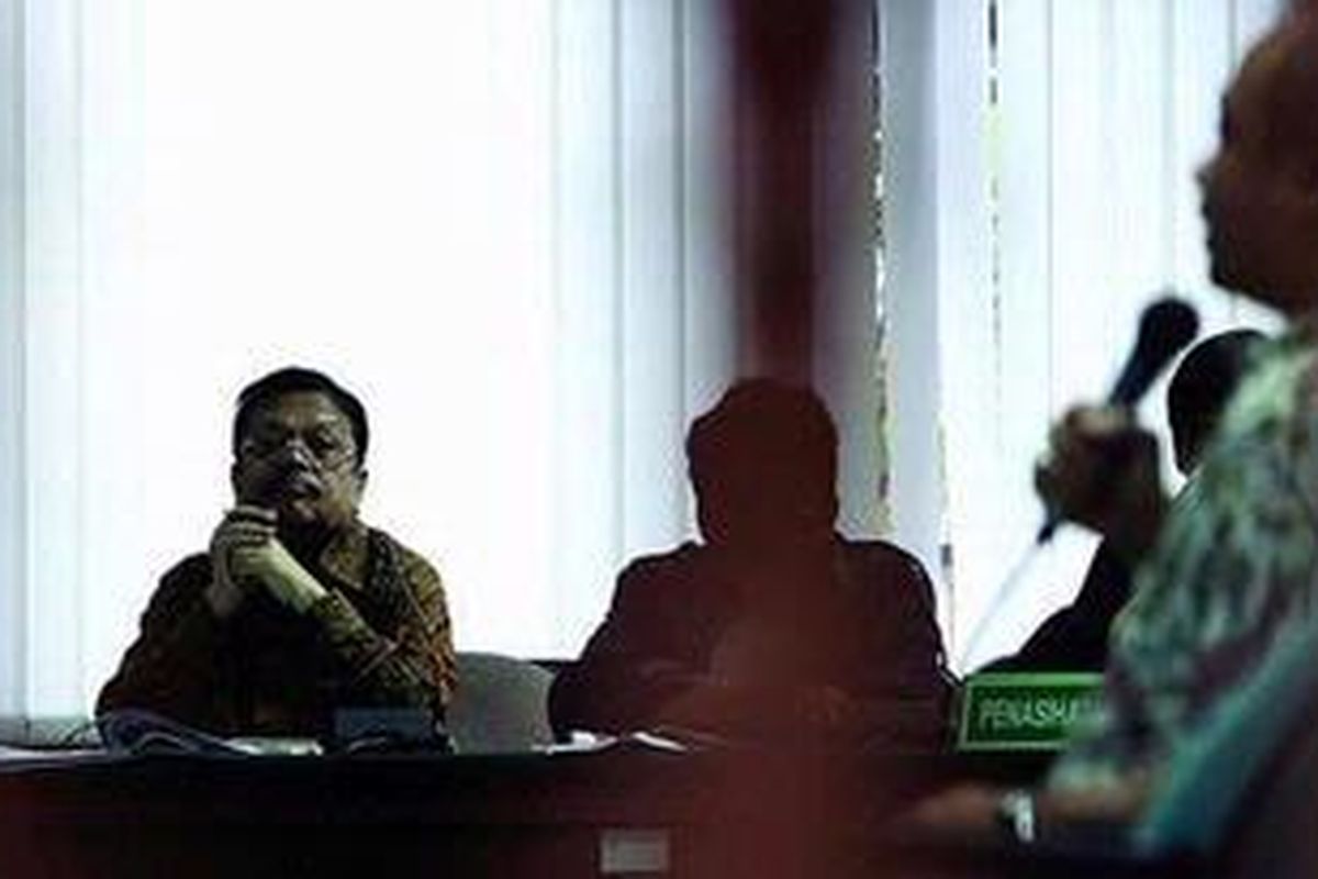 Terdakwa kasus korupsi pengadaan mesin jahit dan sapi impor di Kementerian Sosial Amrun Daulay (kiri) saat mengikuti sidang dengan agenda mendengarkan keterangan saksi di Pengadilan Tindak Pidana Korupsi, Jakarta, Kamis (17/11/2011).