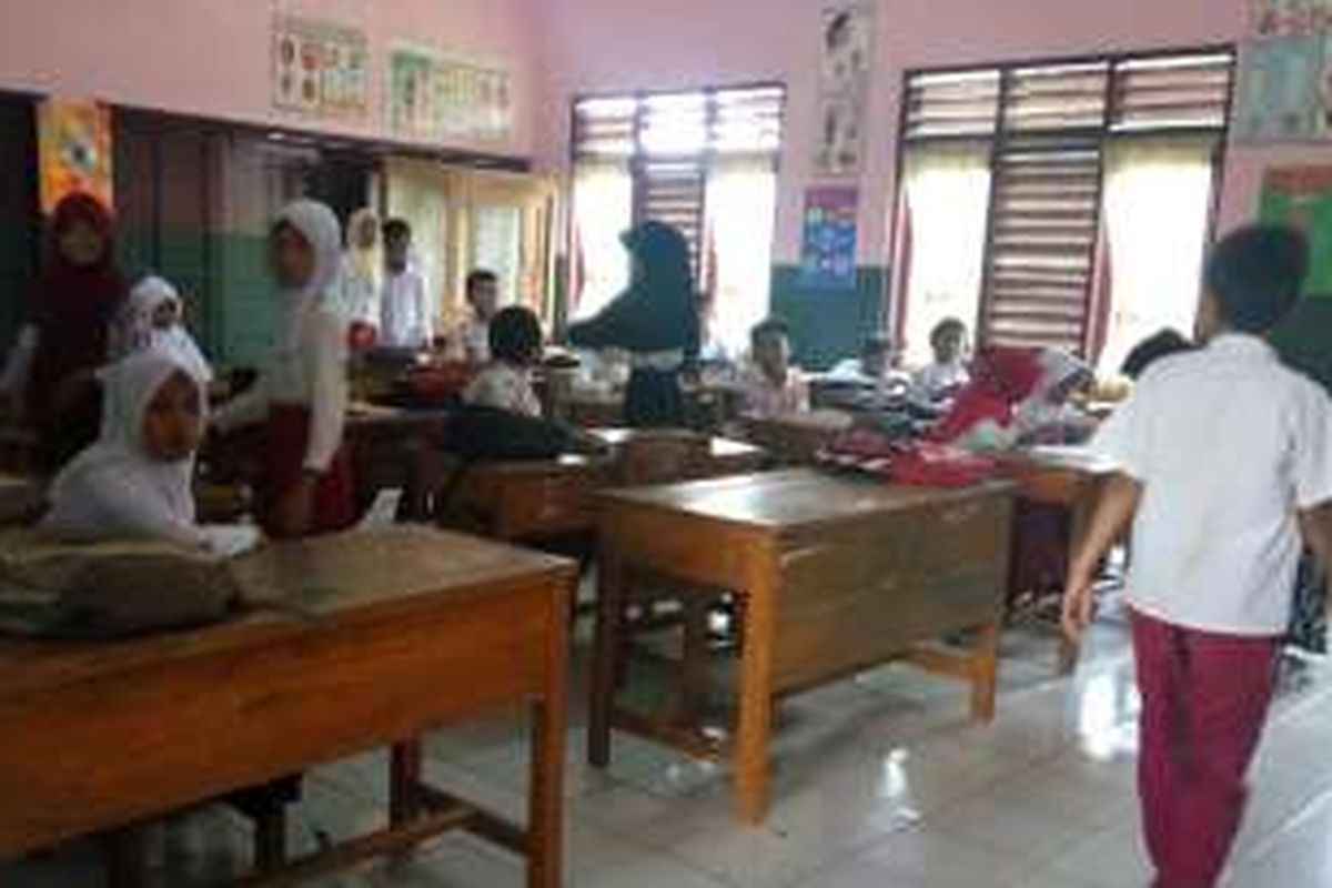 Untuk sekolah pun siswa perlu berjuang super keras. Jarak rumah ke sekolah bukan urusan sepele. Mereka harus berjalan kaki berjam-jam, apalagi untuk sekolah SMP. 