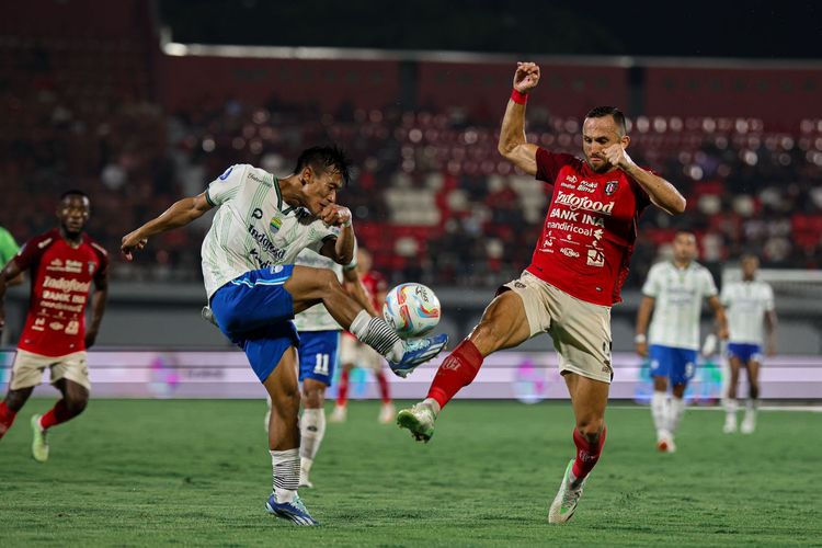 Pemain Bali United Ilija Spasojevic berebut bola dengan pemain Persib Bandung saat laga pekan ke-23 Liga 1 2023-2024 yang berakhir dengan skor 0-0 di Stadion Kapten I Wayan Dipta Gianyar, Bali, Senin (18/12/2023) malam.