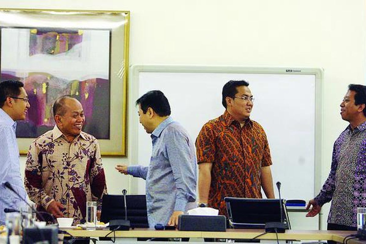 Perwakilan dari Partai Demokrat, Anas Urbaningrum dan Syarif Hasan, Setya Novanto dari Partai Golkar, Helmy Faishal Zaini dari Partai Kebangkitan Bangsa, serta Romahurmuziy dari Partai Persatuan Pembangunan (kiri ke kanan) hendak melakukan rapat sekretariat gabungan partai koalisi SBY-Boediono untuk pertama kali di Jalan Diponegoro 43, Jakarta, Jumat (14/5). Rapat, antara lain, membahas agenda strategis ke depan dan mengatur mekanisme perumusan kebijakan di koalisi.