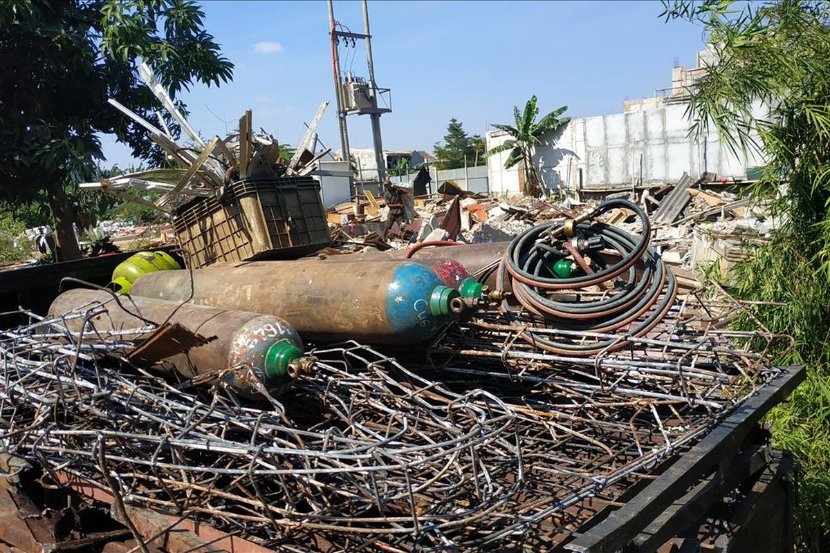 Barang rongsokan sisa penggusuran di Jalan Bougenville Raya RT 001 RW 011, Jakasampurna, Bekasi Barat sedang dikumpulkan para pengepul, Jumat (25/7/2019).