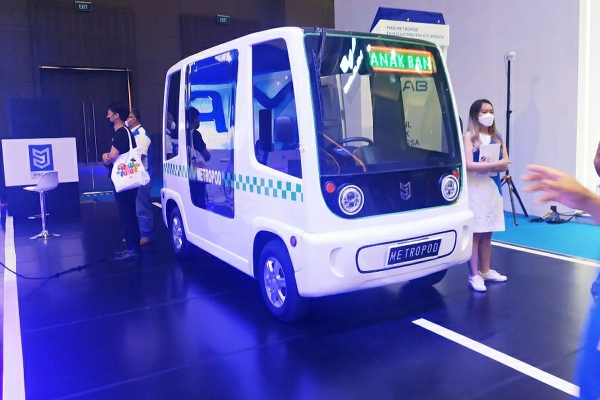 Angkot listrik Metropod yang dipamerkan di Parklindo Electric Vehicle Show di Kemayoran, Jumat (29/7/2022). Metropod ini disebut akan dikembangkan untuk transportasi di Ibu Kota Nusantara (IKN). 