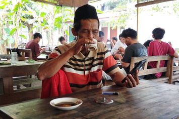 Ruang Tamu yang Sunyi di Tengah Riuhnya Budaya Ngopi