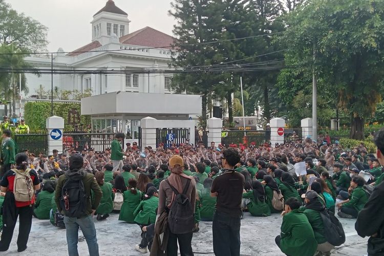 Mahasiswa Bandung Geruduk Kantor BI, Desak Langkah Strategis Tekan Dollar