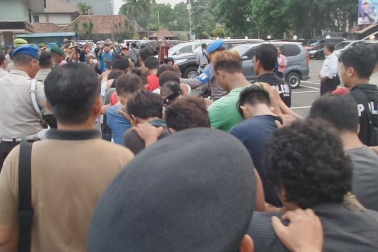 Belasan laki-laki diamankan Polres Metro Tangerang setelah diketahui berkeliling bawa senjata tajam dan berupaya membuat kericuhan pasca konflik antara sopir angkot dan ojek online di Kota Tangerang, Kamis (9/3/2017) petang.