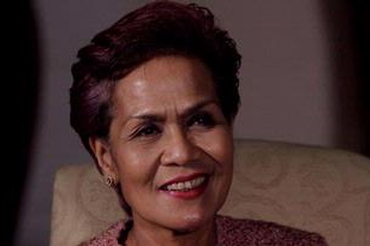 Mantan Deputi Gubernur Senior Bank Indonesia, Miranda Swaray Goeltom saat diwawancarai wartawan di kediamannya Jalan Sriwijaya, Jakarta, Jumat (27/1/2012) malam. Miranda telah diumumkan oleh Komisi Pemberantasan Korupsi menjadi tersangka kasus dugaan cek pelawat dalam pemilihan dirinya sebagai Deputi Gubernur Senior Bank Indonesia pada tanggal 26 Januari 2012. KOMPAS IMAGES/BANAR FIL ARDHI 