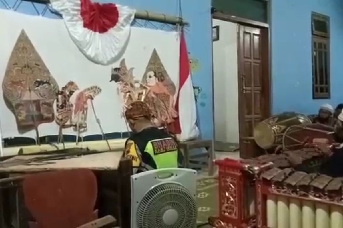 MANGGUNG-Bripka Anom Sutrisno sementara manggung sebagai dalang wayang kulit secara virual