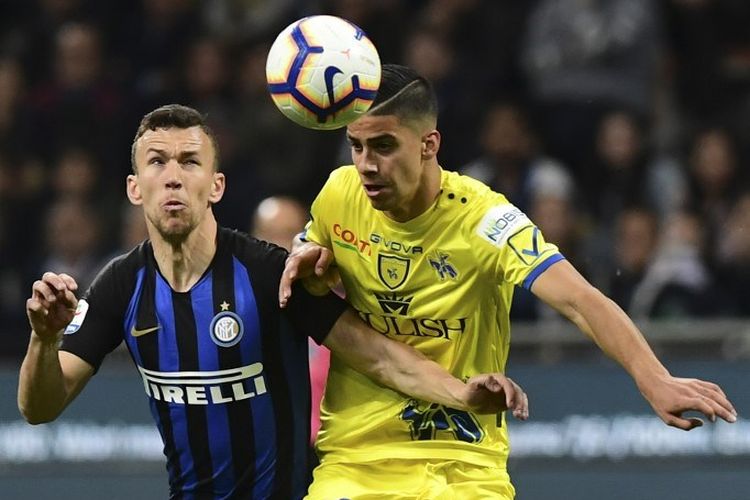 Fabio Depaoli mencoba menahan laju Ivan Perisic yang hendak mengejar bola pada pertandingan Inter Milan vs Chievo Verona di Stadion Giuseppe Meazza dalam lanjutan Liga Italia, 13 Mei 2019. 