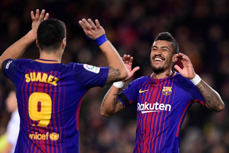 Luis Suarez dan Paulinho merayakan gol Barcelona ke gawang Deportivo Alaves pada pertandingan La Liga do Stadion Camp Nou, Minggu (17/11/2017).
