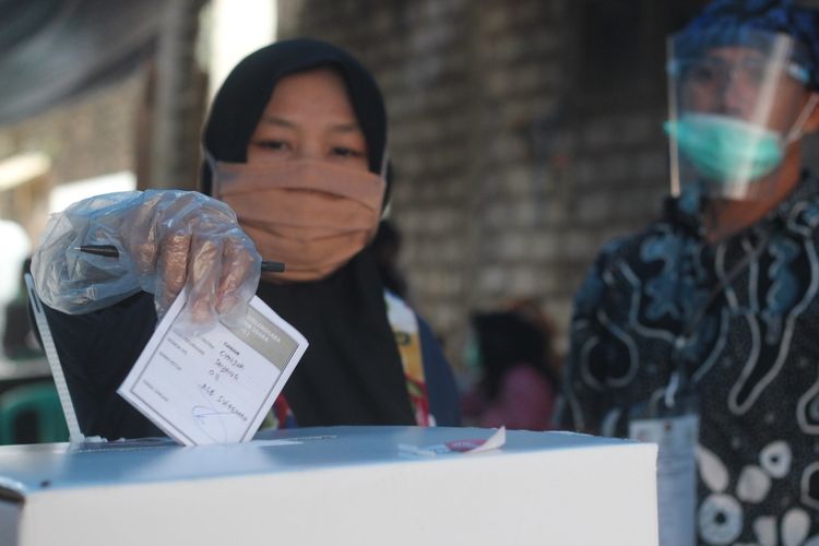 Seorang warga tengah memasukkan surat suara ke dalam kotak di salah satu TPS di Kabupaten Cianjur, Jawa Barat, dalam gelaran Pilkada Serentak 2020, Rabu (9/12/2020)